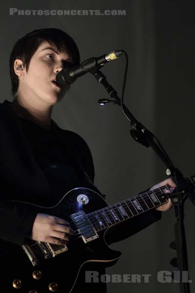 THE XX - 2012-12-18 - PARIS - CentQuatre - Nef Curial - Romy Madley Croft